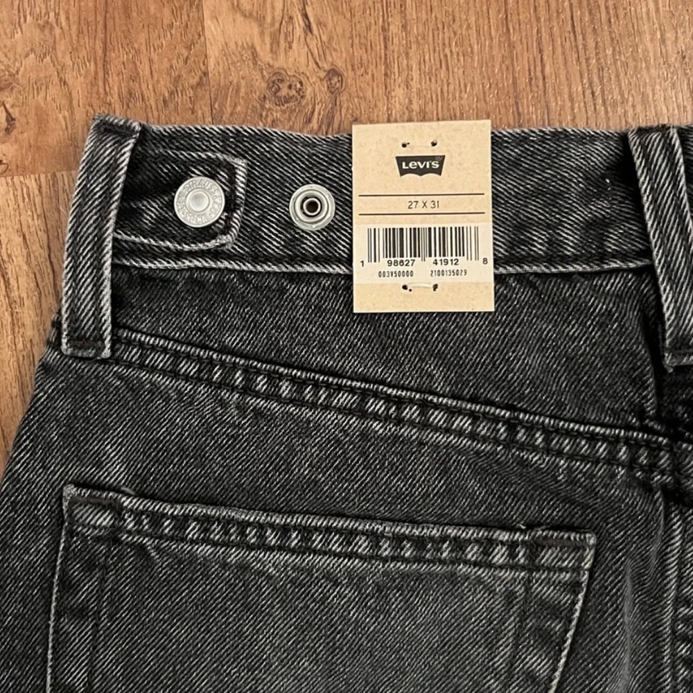 Levi's Women's Cinch Waist Barrel Jeans - Picture 12 of 15